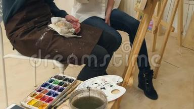 一位<strong>美术老师</strong>和她的徒弟在画水彩画